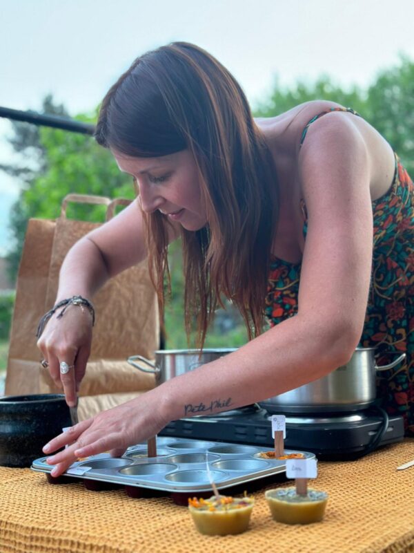 We maken onder andere bijenwas kaarsen tijdens de workshop Midzomer Tuinmagie met Imke van Let It Bee